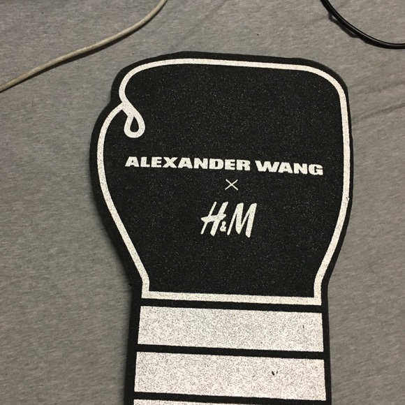 Alexander Wang H&M foam finger - Picture 3 of 5